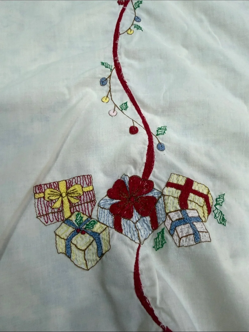 Vintage 60 inch Round White Embroidered Christmas Tree Tablecloth and 4 Napkins